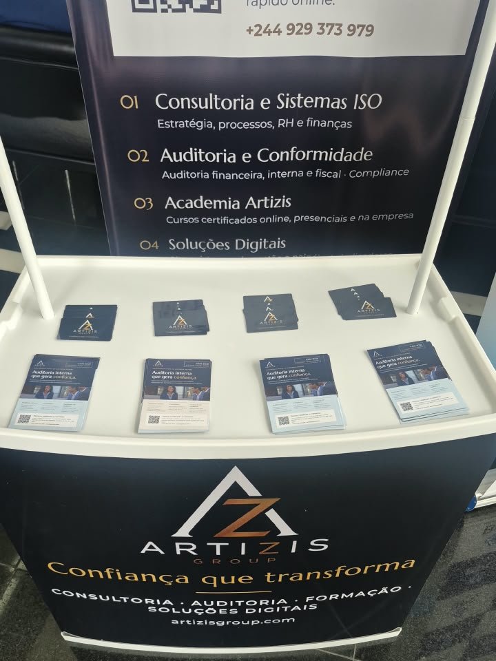 Balcão da Artizis Group com flyers e cartões