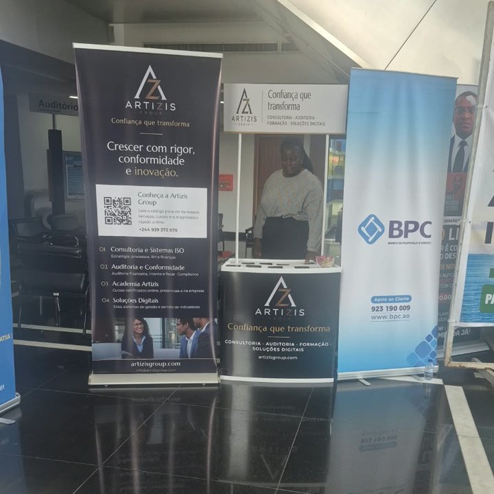 Espaço da Artizis Group na CAAI 2026, com o rollup ao lado do balcão