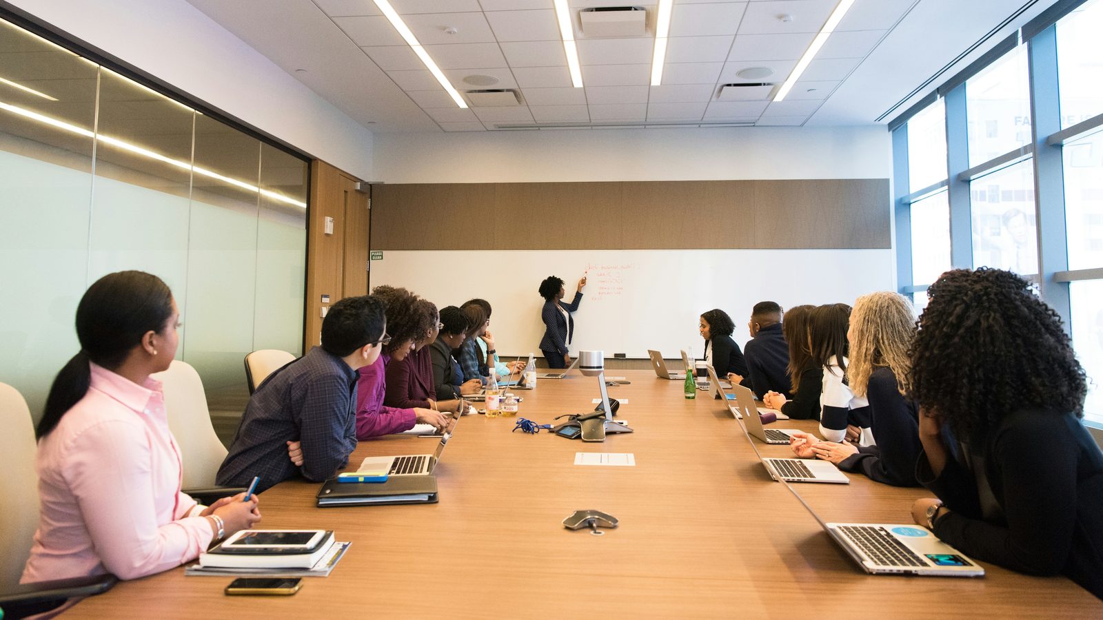 Formadora a apresentar a uma turma numa sala de formação